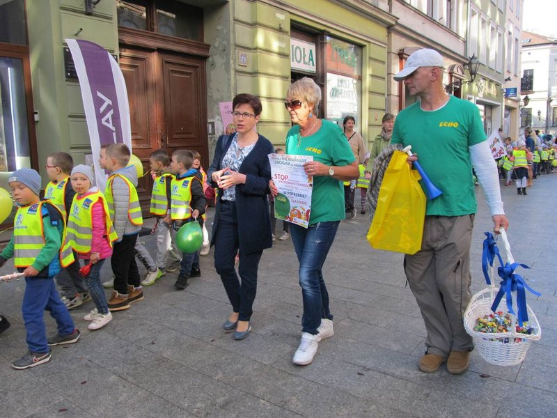 Dzieci robią hałas o jedzenie (zdjęcia)