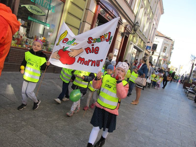 Dzieci robią hałas o jedzenie (zdjęcia)