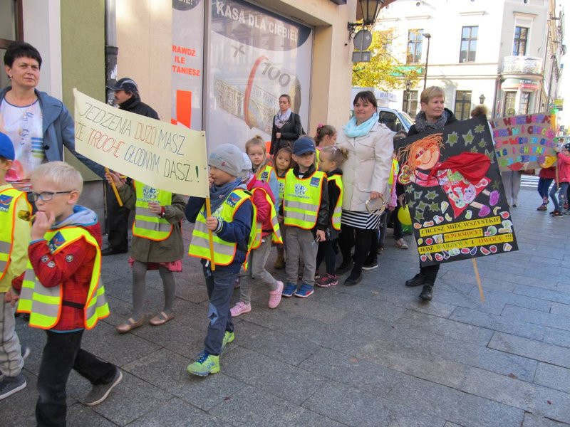 Dzieci robią hałas o jedzenie (zdjęcia)