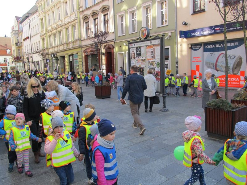 Dzieci robią hałas o jedzenie (zdjęcia)