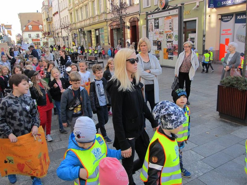 Dzieci robią hałas o jedzenie (zdjęcia)