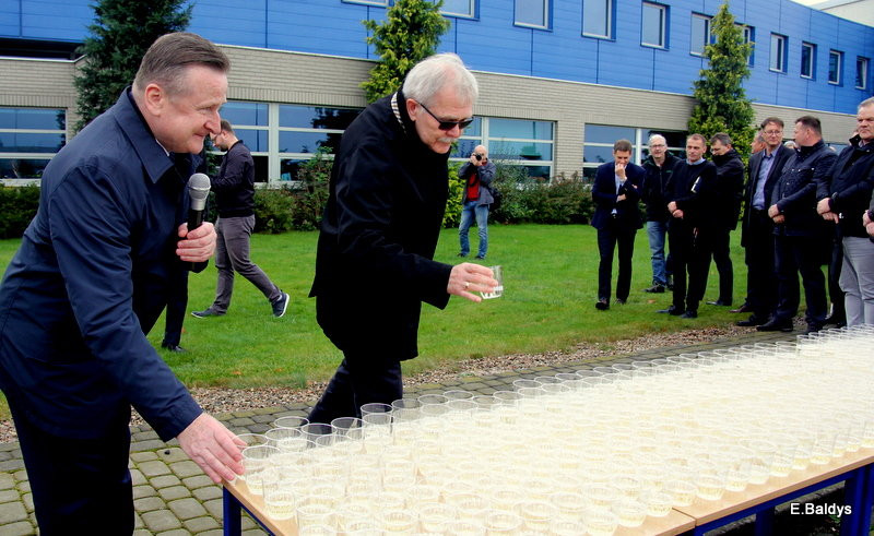 Dąb na 25-lecie firmy Winkhaus (zdjęcia)