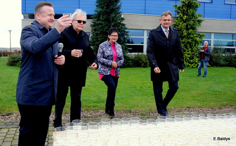 Dąb na 25-lecie firmy Winkhaus (zdjęcia)