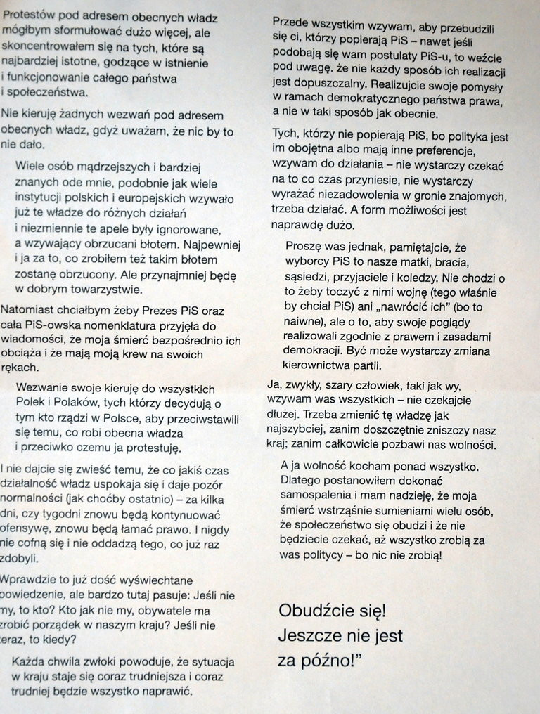 Chwila zadumy po śmierci Piotra Szczęsnego (kilka zdjęć)