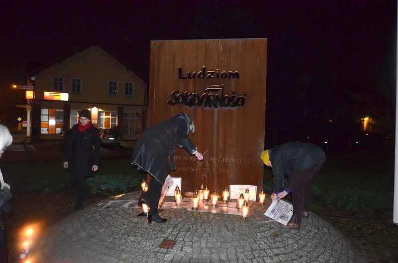 Chwila zadumy po śmierci Piotra Szczęsnego (kilka zdjęć)