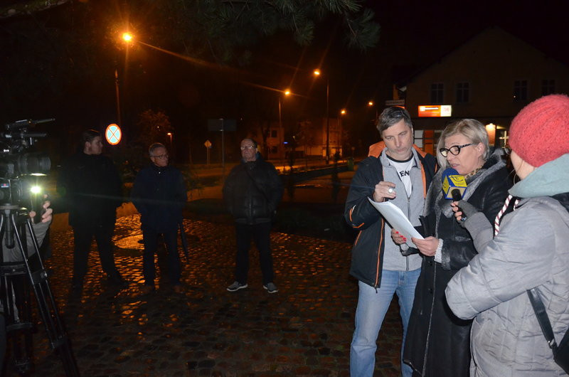 Chwila zadumy po śmierci Piotra Szczęsnego (kilka zdjęć)