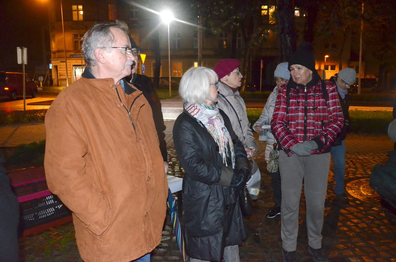 Chwila zadumy po śmierci Piotra Szczęsnego (kilka zdjęć)