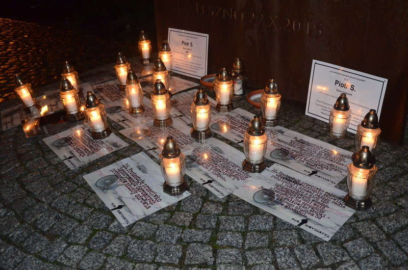 Chwila zadumy po śmierci Piotra Szczęsnego (kilka zdjęć)