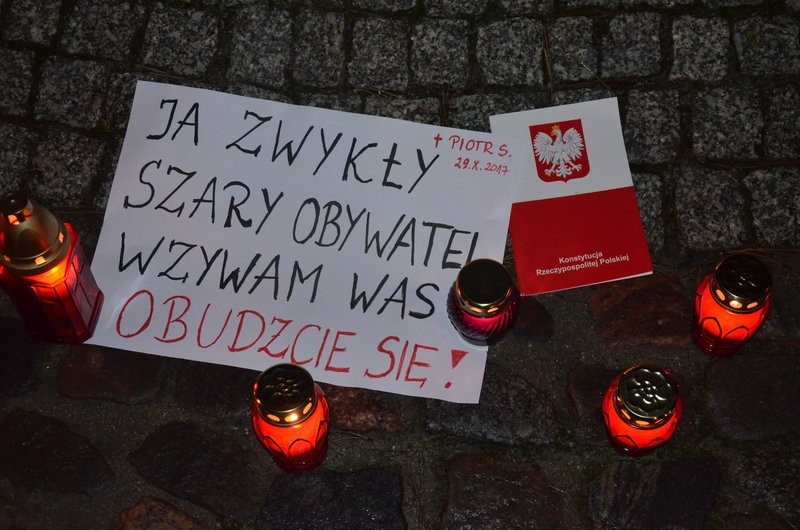 Chwila zadumy po śmierci Piotra Szczęsnego (kilka zdjęć)