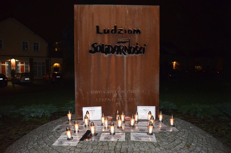 Chwila zadumy po śmierci Piotra Szczęsnego (kilka zdjęć)