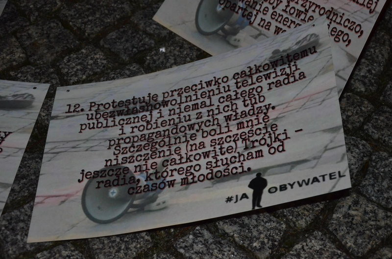 Chwila zadumy po śmierci Piotra Szczęsnego (kilka zdjęć)