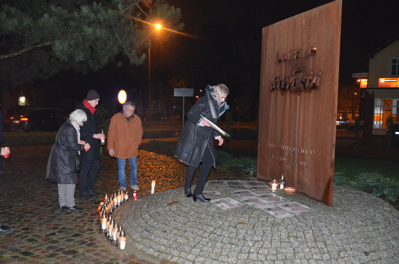 Chwila zadumy po śmierci Piotra Szczęsnego (kilka zdjęć)