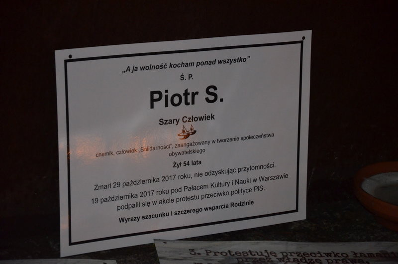 Chwila zadumy po śmierci Piotra Szczęsnego (kilka zdjęć)