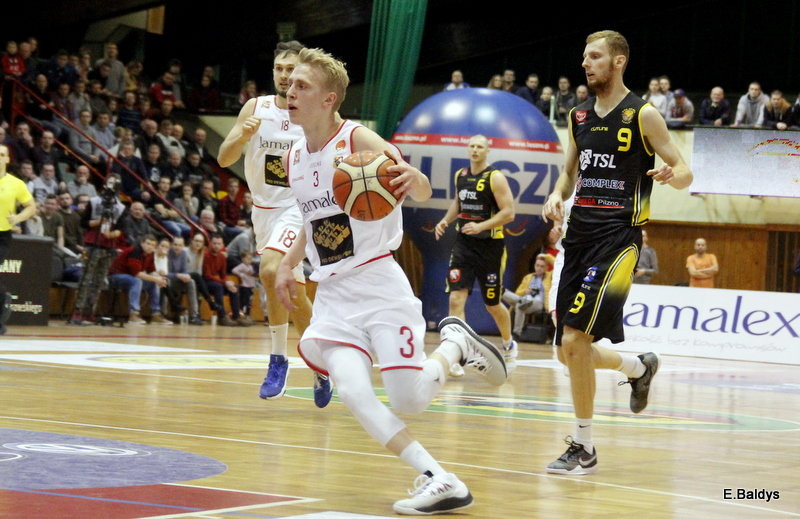 Lider rozbity w Trapezie (zdjęcia)