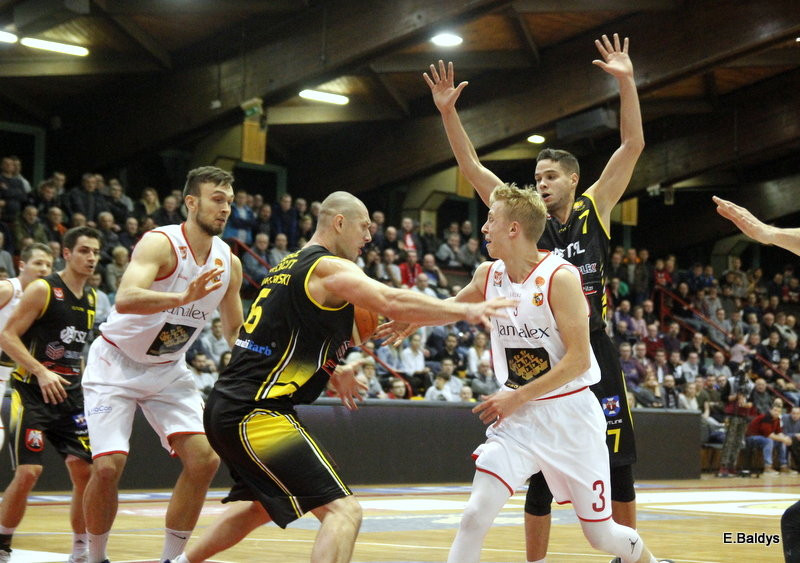 Lider rozbity w Trapezie (zdjęcia)