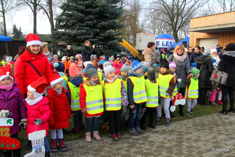 Choinka jest. Czekamy na lodowisko (zdjęcia)