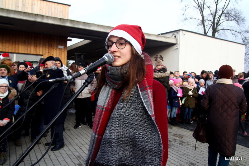 Choinka jest. Czekamy na lodowisko (zdjęcia)