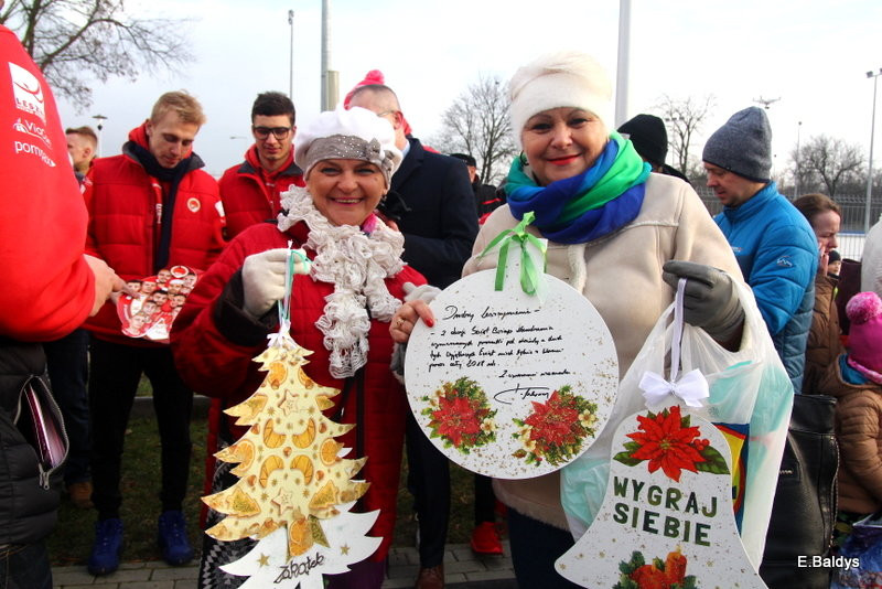 Choinka jest. Czekamy na lodowisko (zdjęcia)