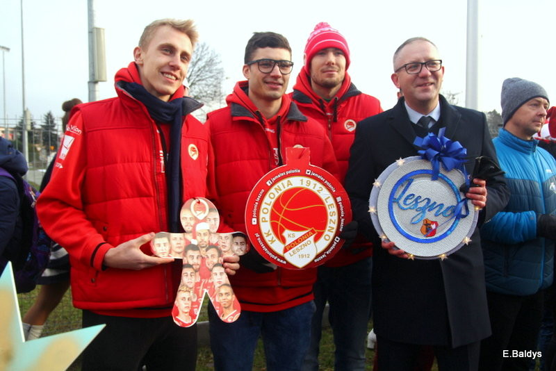 Choinka jest. Czekamy na lodowisko (zdjęcia)