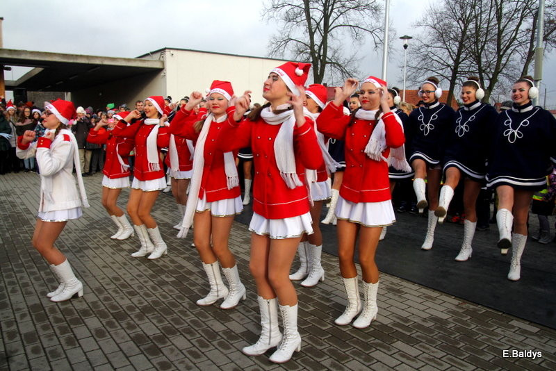 Choinka jest. Czekamy na lodowisko (zdjęcia)