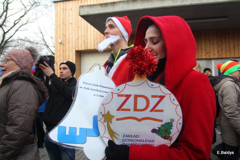 Choinka jest. Czekamy na lodowisko (zdjęcia)