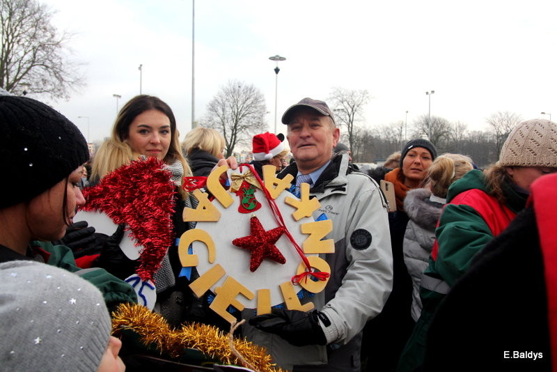 Choinka jest. Czekamy na lodowisko (zdjęcia)