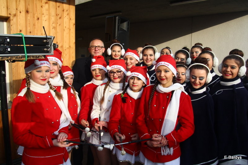 Choinka jest. Czekamy na lodowisko (zdjęcia)