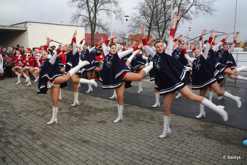Choinka jest. Czekamy na lodowisko (zdjęcia)