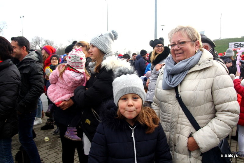 Choinka jest. Czekamy na lodowisko (zdjęcia)