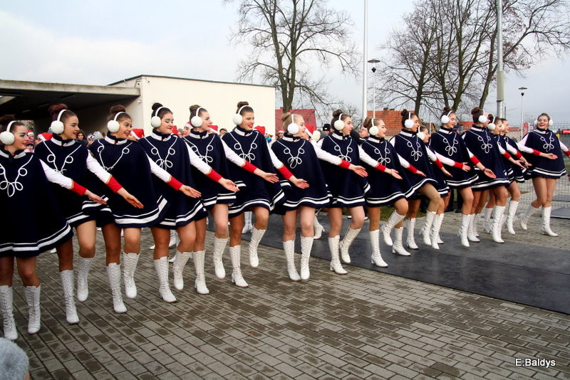 Choinka jest. Czekamy na lodowisko (zdjęcia)