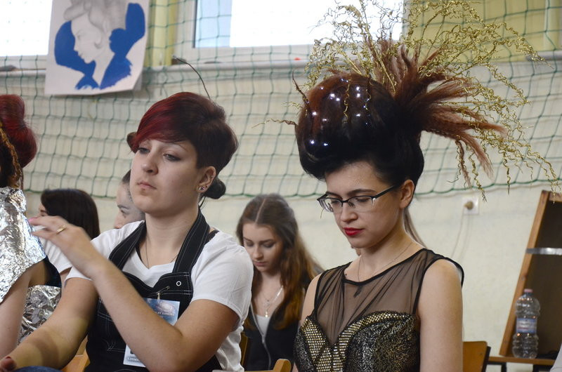 Kosmiczne fryzury przed jury (zdjęcia)