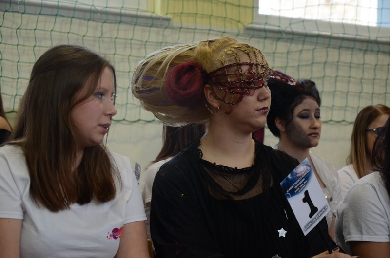 Kosmiczne fryzury przed jury (zdjęcia)