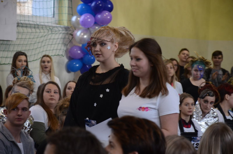 Kosmiczne fryzury przed jury (zdjęcia)