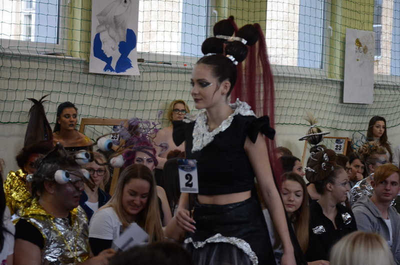 Kosmiczne fryzury przed jury (zdjęcia)