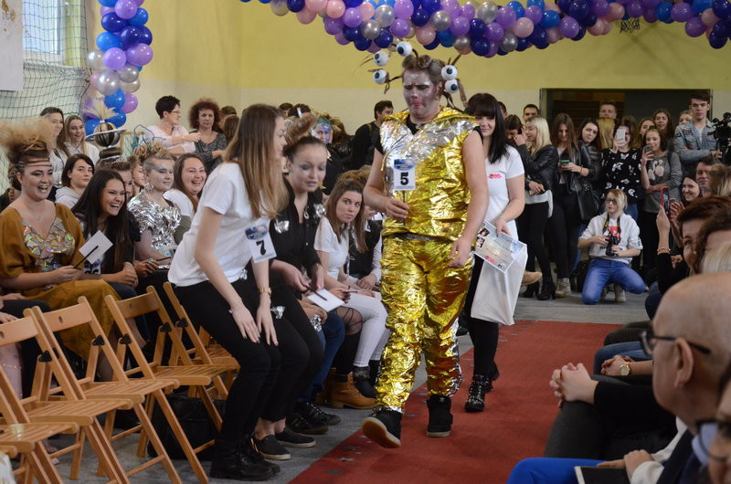 Kosmiczne fryzury przed jury (zdjęcia)