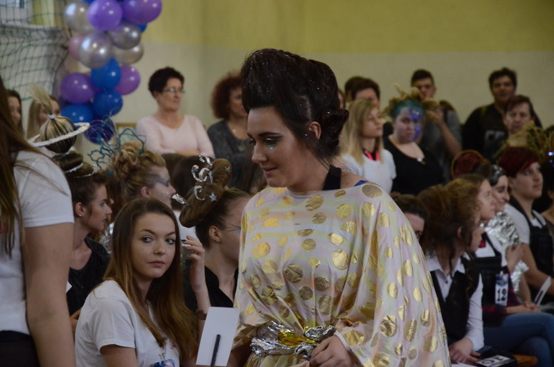 Kosmiczne fryzury przed jury (zdjęcia)