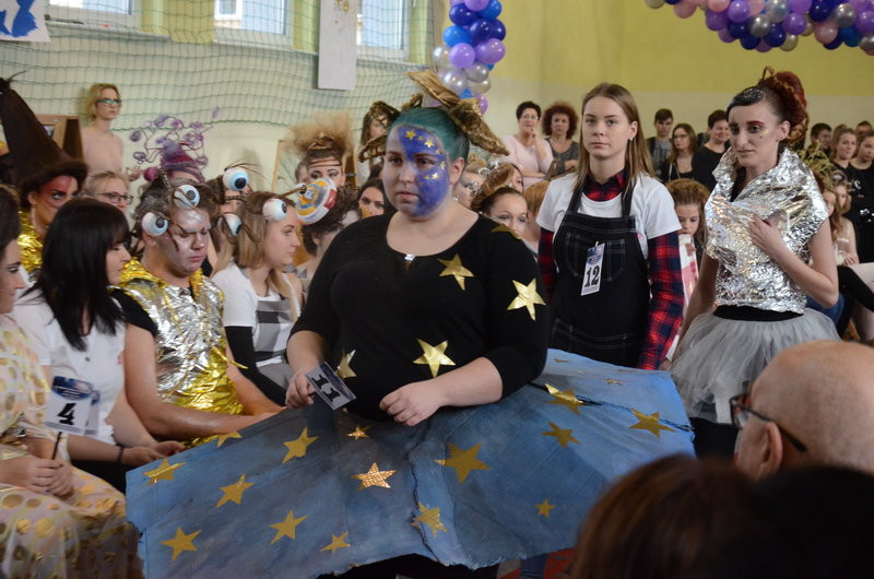 Kosmiczne fryzury przed jury (zdjęcia)