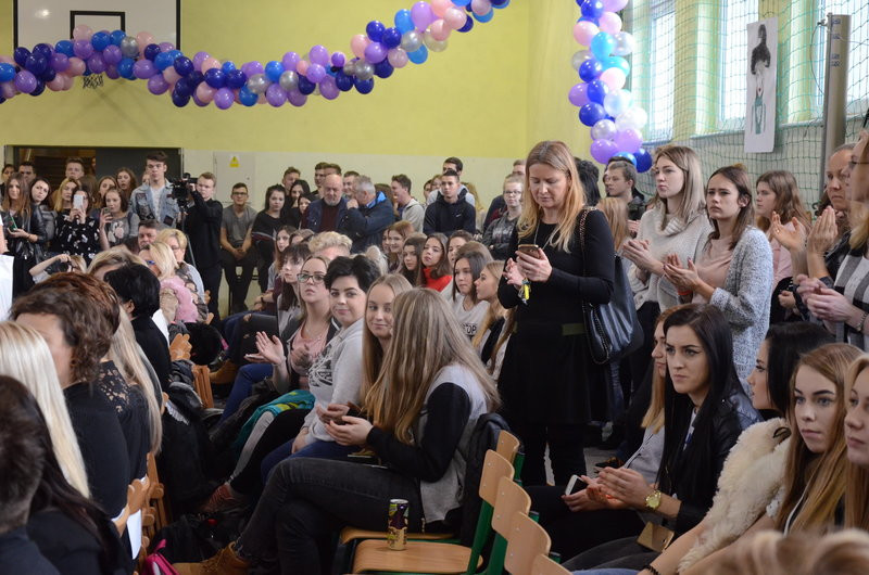 Kosmiczne fryzury przed jury (zdjęcia)