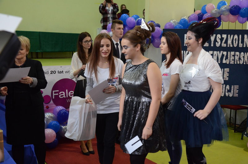 Kosmiczne fryzury przed jury (zdjęcia)