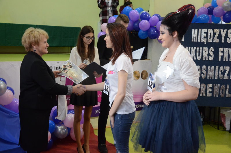 Kosmiczne fryzury przed jury (zdjęcia)