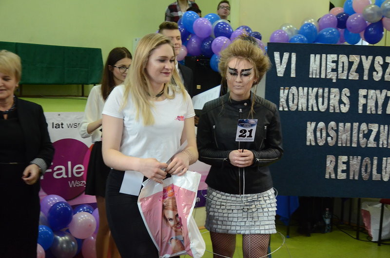 Kosmiczne fryzury przed jury (zdjęcia)