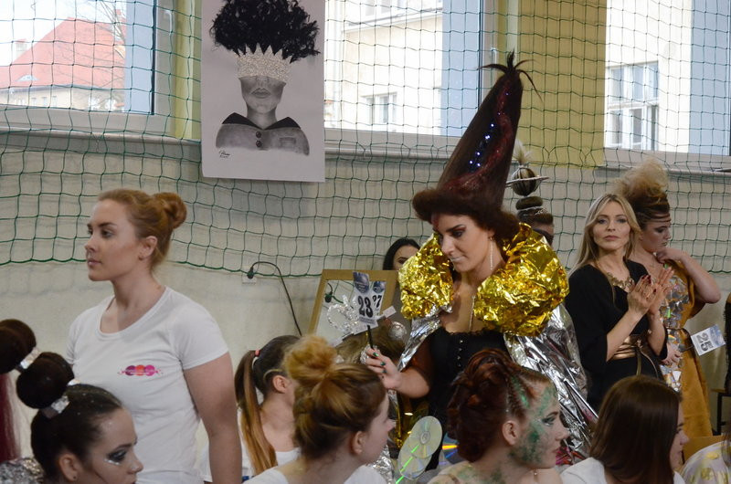 Kosmiczne fryzury przed jury (zdjęcia)