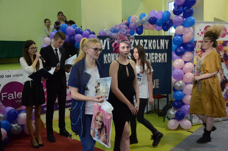 Kosmiczne fryzury przed jury (zdjęcia)
