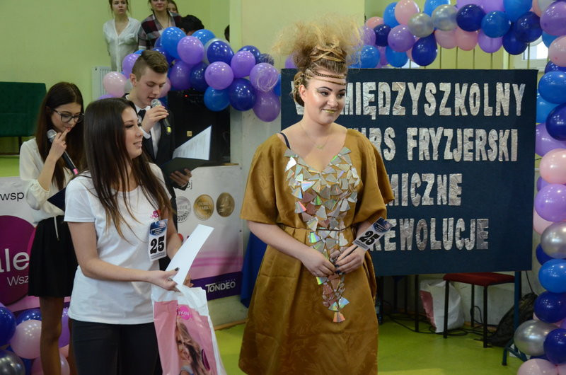 Kosmiczne fryzury przed jury (zdjęcia)