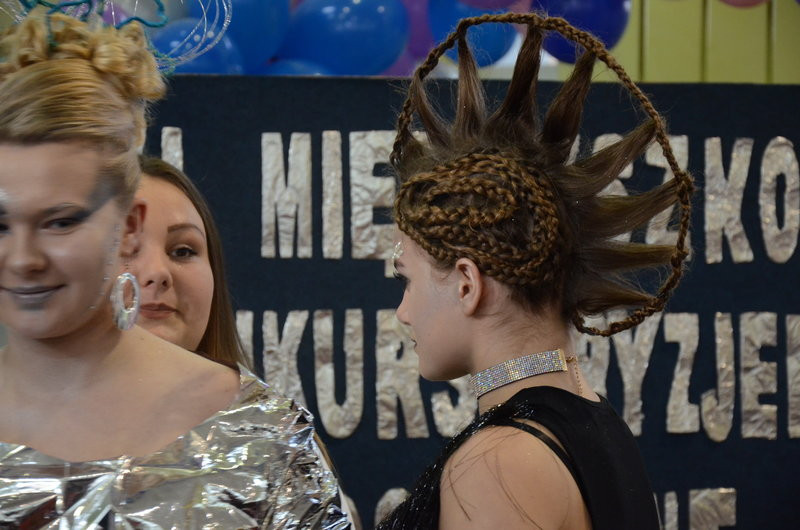 Kosmiczne fryzury przed jury (zdjęcia)