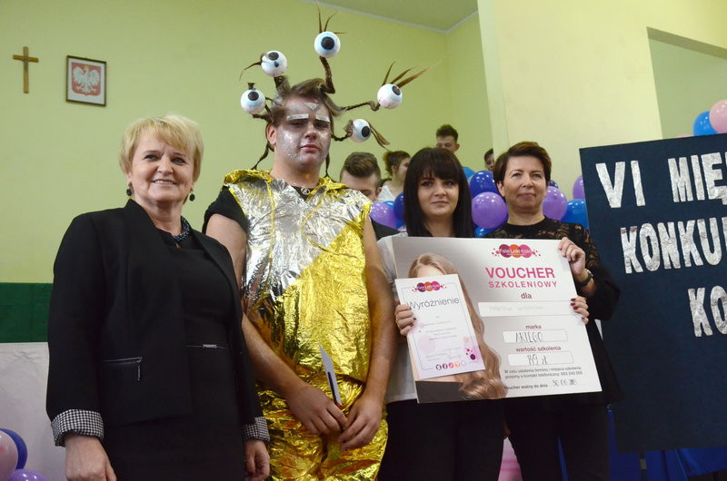 Kosmiczne fryzury przed jury (zdjęcia)