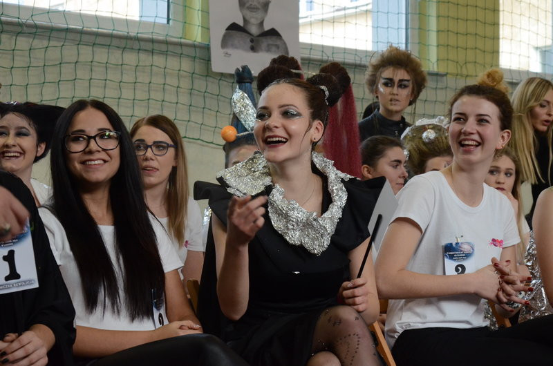 Kosmiczne fryzury przed jury (zdjęcia)