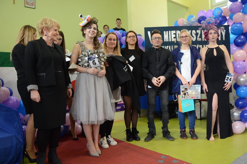 Kosmiczne fryzury przed jury (zdjęcia)