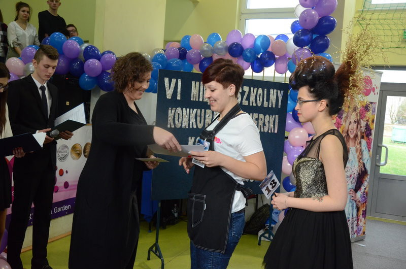 Kosmiczne fryzury przed jury (zdjęcia)