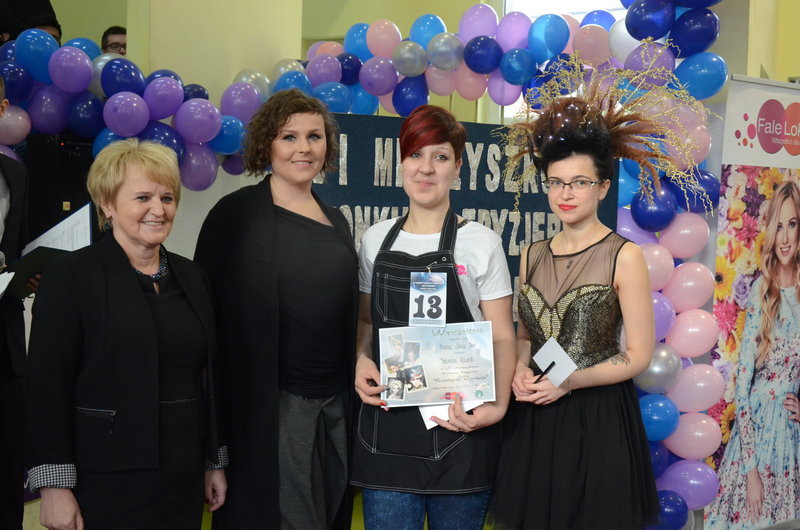 Kosmiczne fryzury przed jury (zdjęcia)